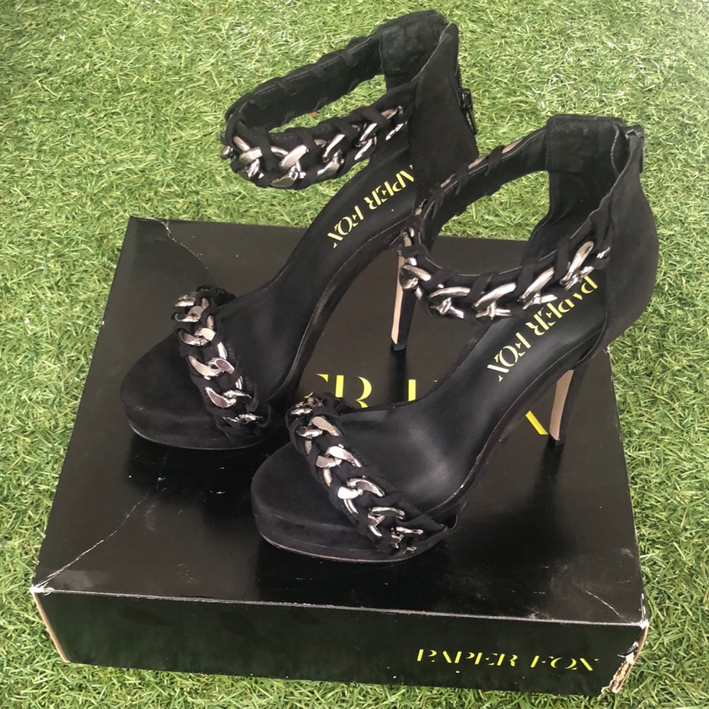 Black pumps